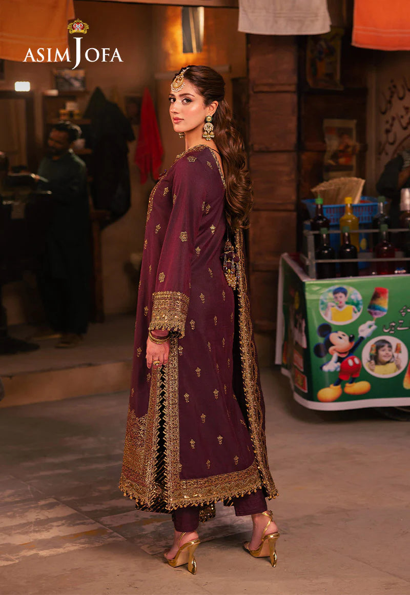 Side view showing embroidered chaak border on silk suit