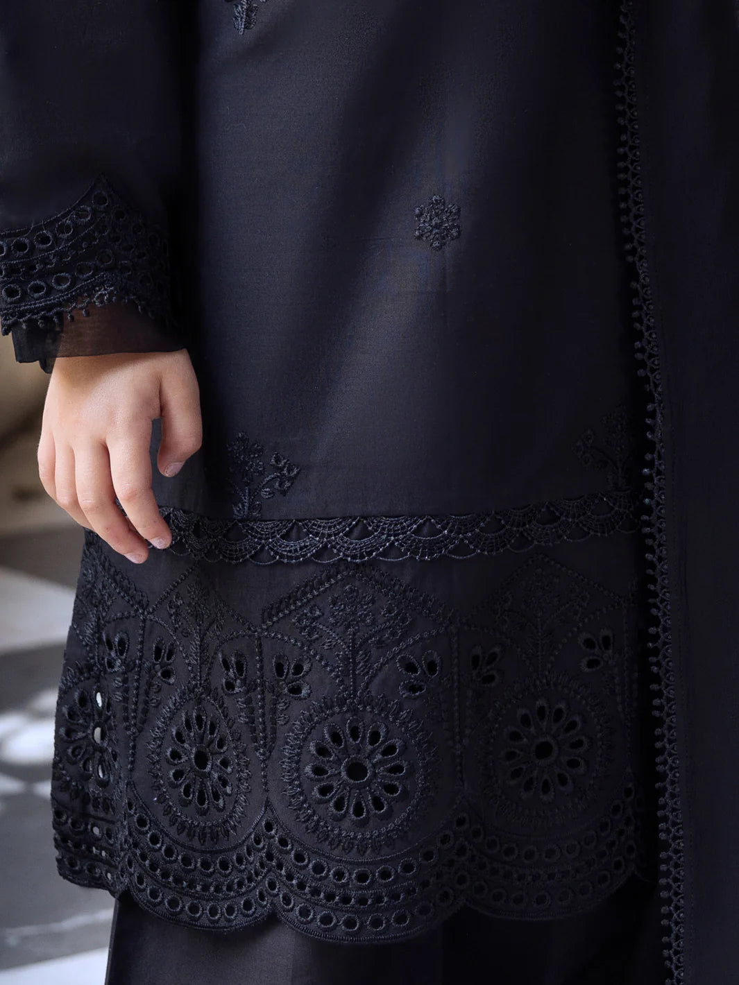ALGR-3PS-LS-017 – Black Lawn 3 Piece Stitched Suit
