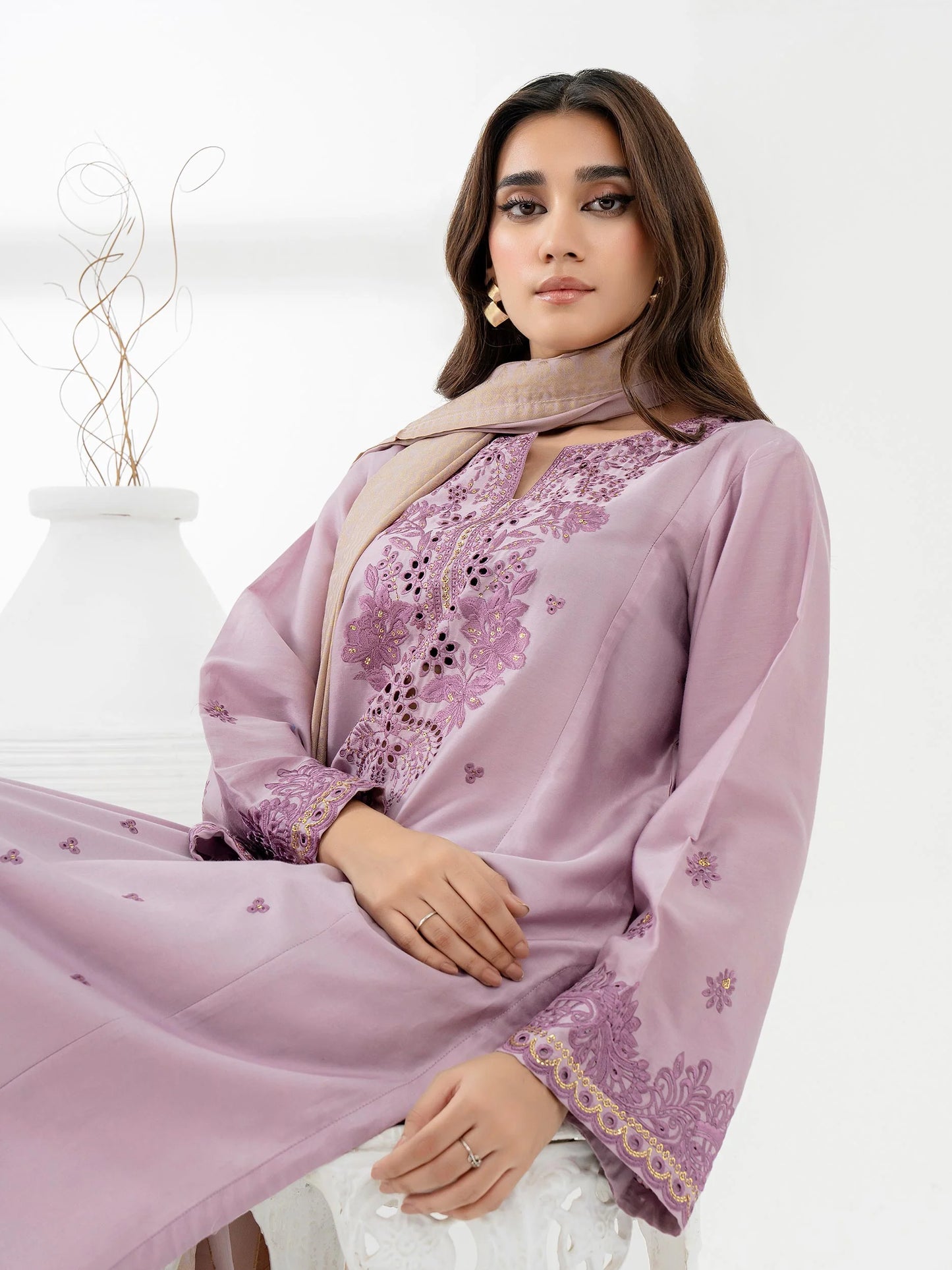 Elegant Lilac Satin shirt and narrow-leg trousers set with jacquard shawl