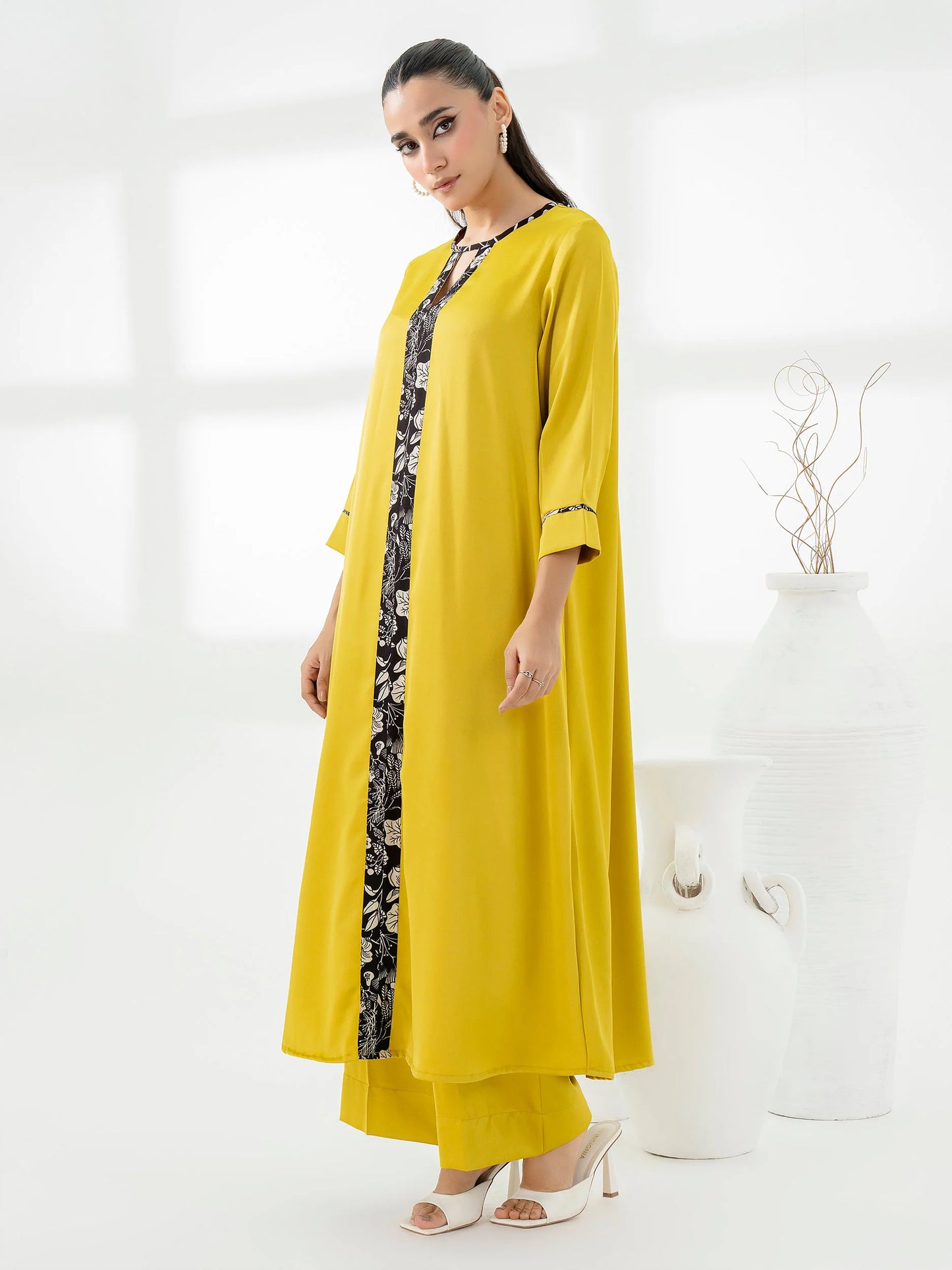 Elegant yellow 2-piece Silk suit with printed shirt and wide-leg pants