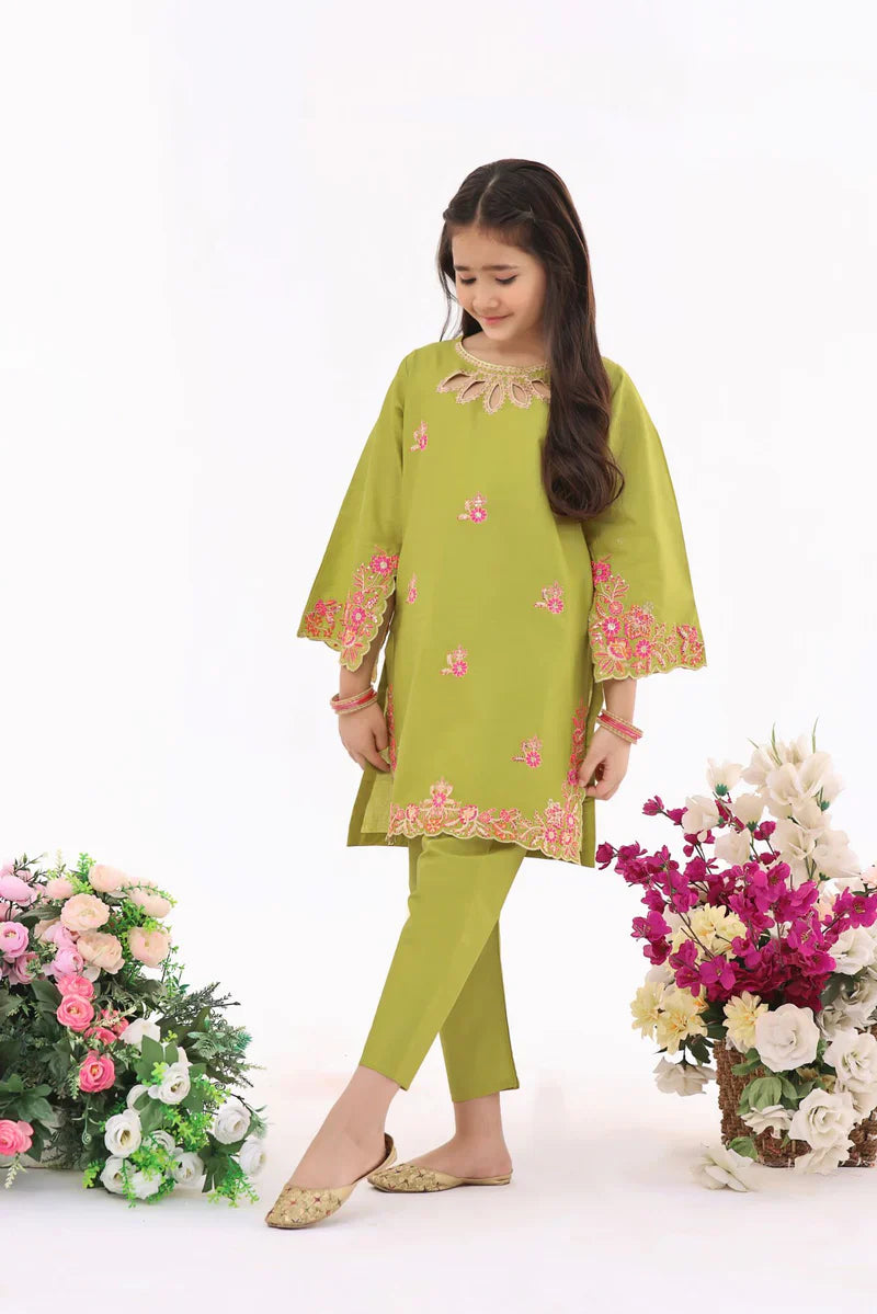 Detailed sleeve embroidery on girls' Dhani Green kurta