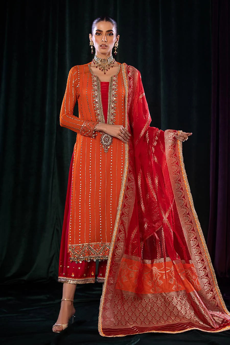 Detail of lace embellishments on dupatta edges