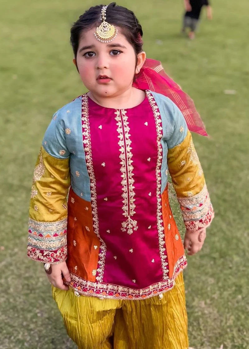 Close-up of multi-colored rawsilk fabric on Hera kurta