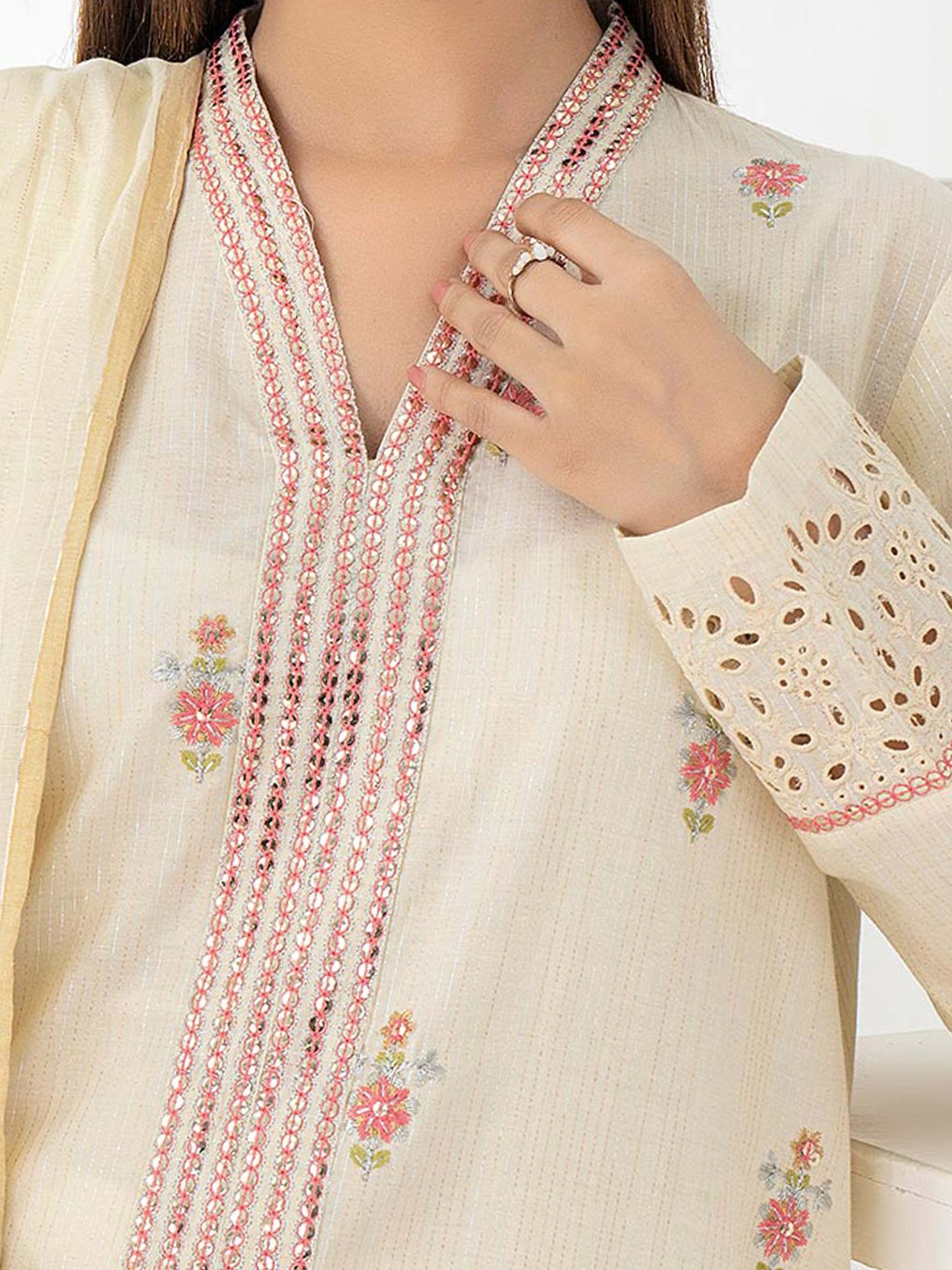 neckline-2-Piece-Missouri-Suit-Embroidered-Pret